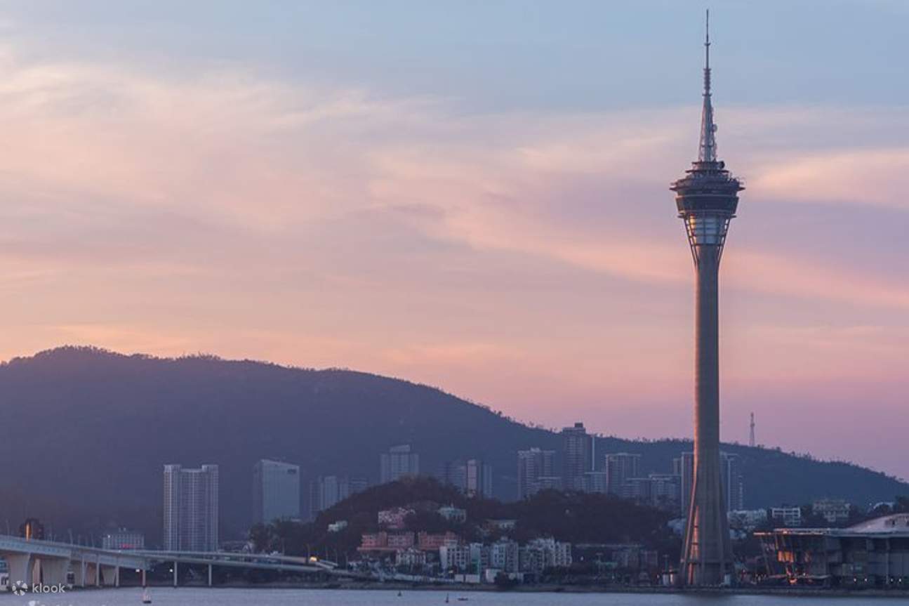 澳門旅遊塔-澳門最高點360度全景俯瞰這座活力城市。自在漫步天空，放眼窗外將整個澳門半島、氹仔、路環盡收眼底，不論是華麗日景、黃昏夕陽、或是夜晚的繽紛炫目，都令人讚嘆驚豔！