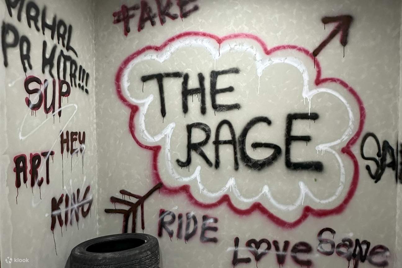 壁には様々な言葉がスプレーで描かれています