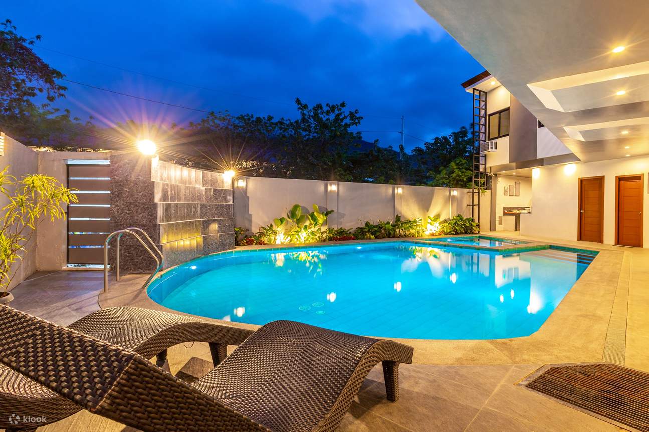 Два шезлонга и столик у бассейна