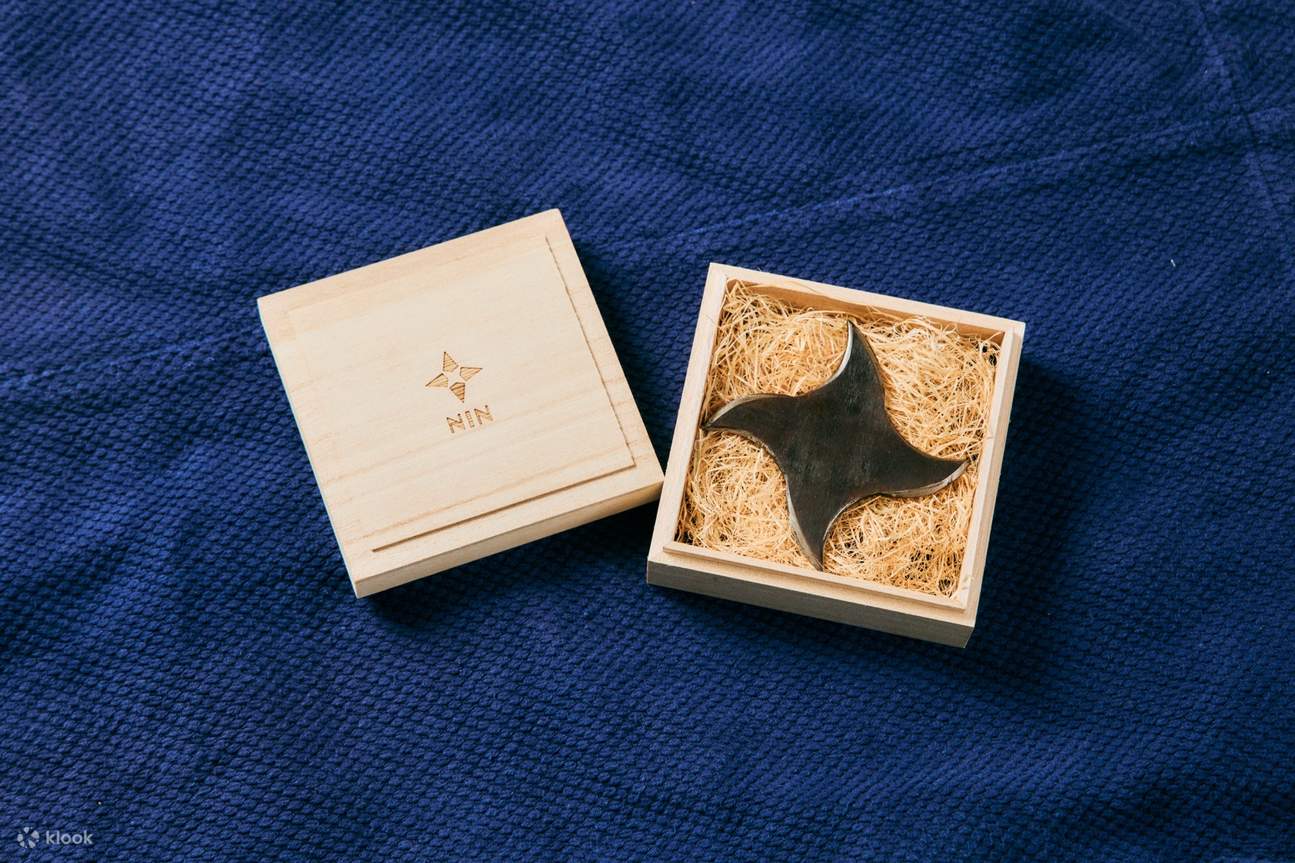 Clase de fabricación de armas ninja en una mansión histórica