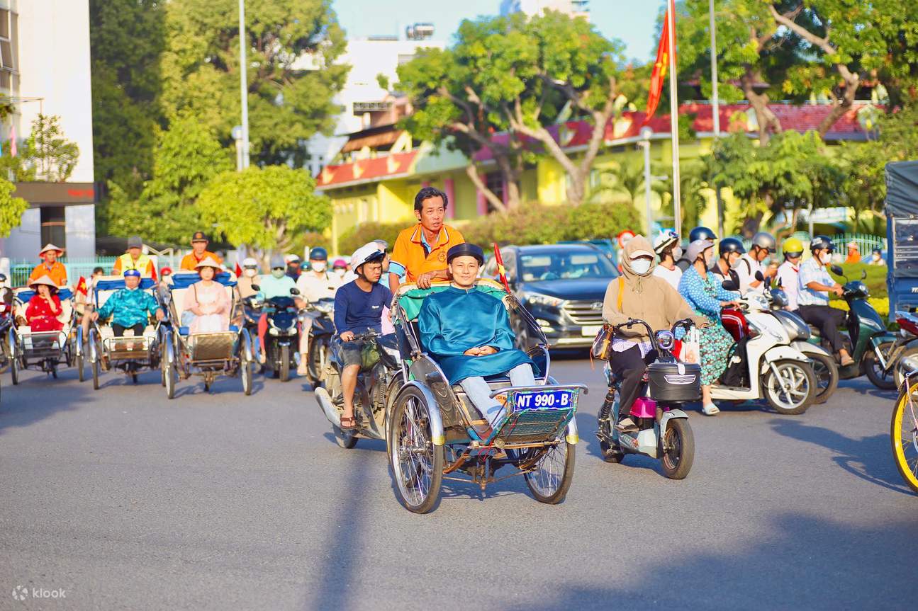 Paseo en Ciclomotor y Experiencia Instagram con Ao Dai en Nha Trang