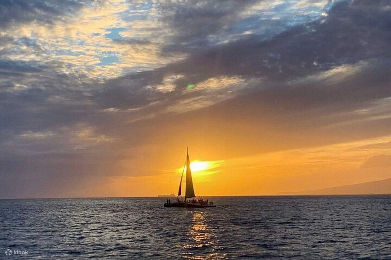 Cahaya keemasan mewarnai kaki langit, melukis kanvas yang menakjubkan di atas laut