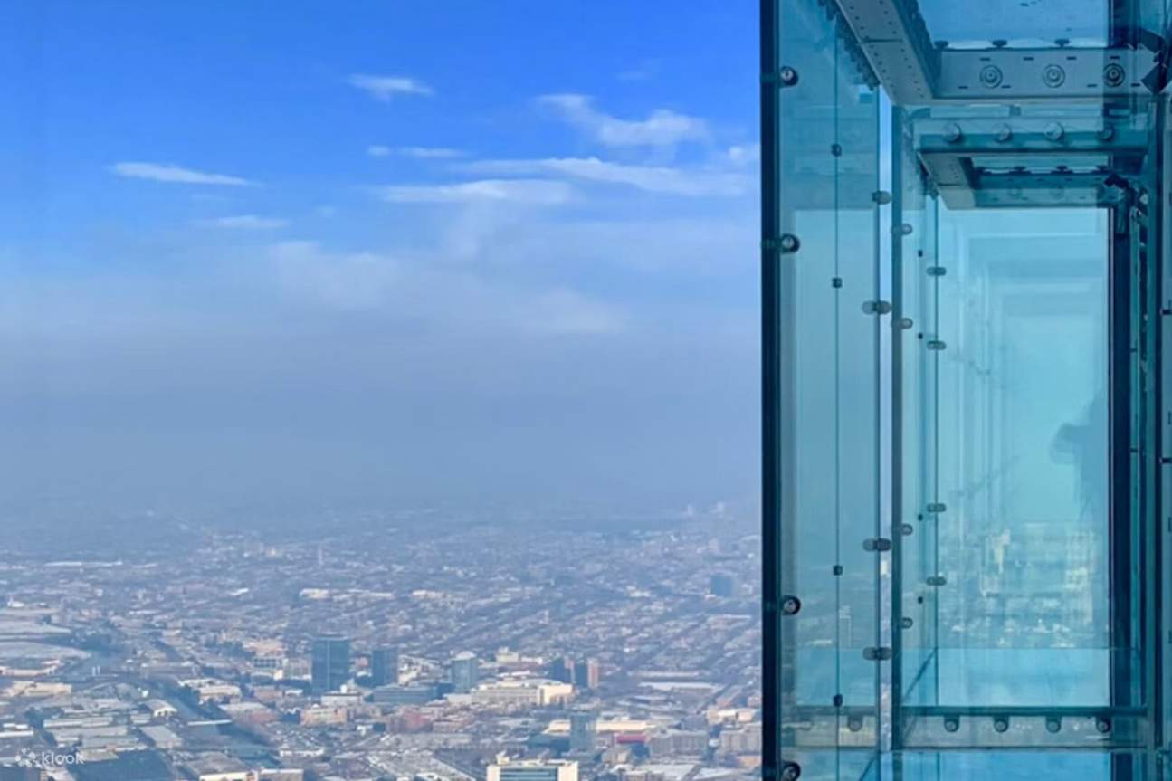 Bước lên The Ledge và nhìn thẳng xuống dưới 400 mét - một trải nghiệm ly kỳ cho tất cả mọi người