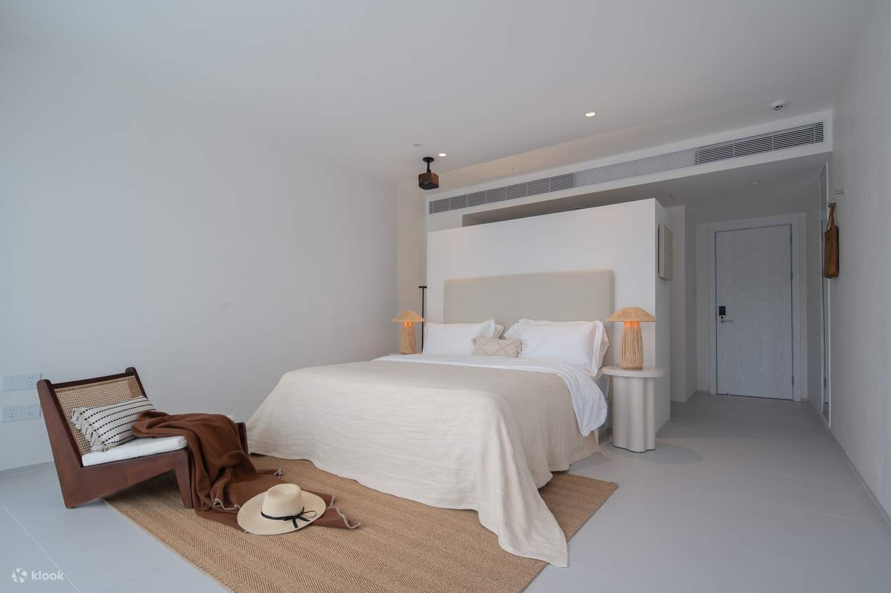 Chambre avec lit King Size et piscine à bulles, bâtiment K, vue sur la mer, K102