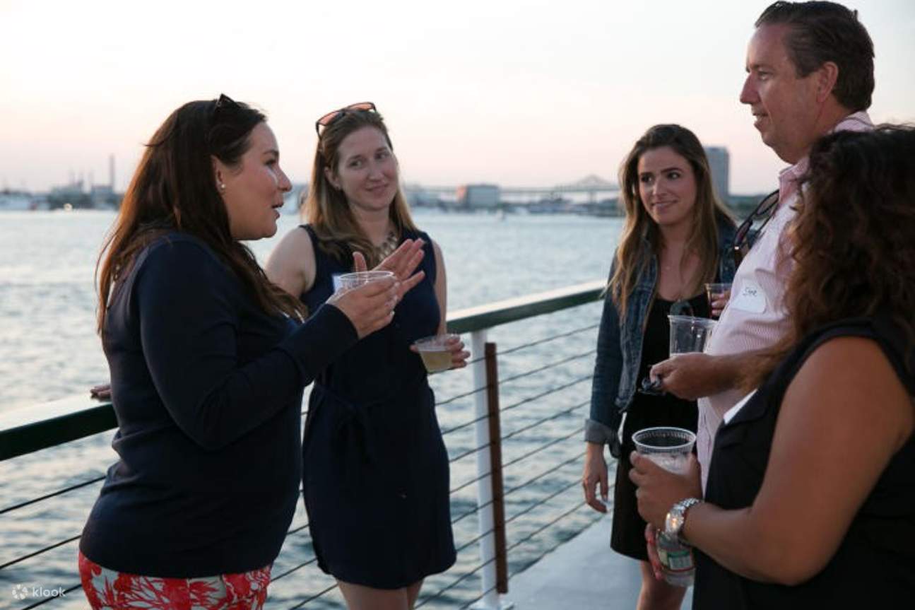 與好友們一同歡笑、分享故事，共度美好夜晚，創造難忘的回憶