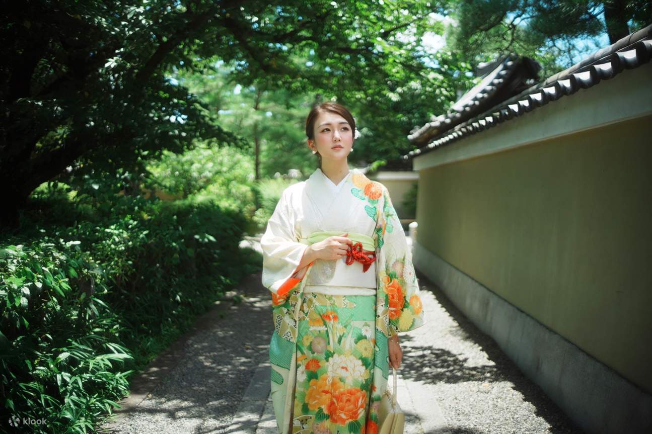 Woman having a commemorative kimono photo taken