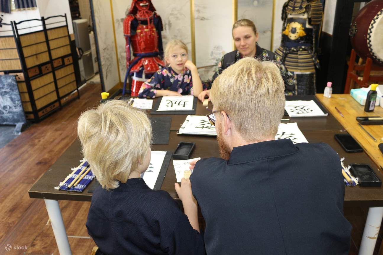 ➤ Share memories of your trip with your family and children
Calligraphy is a traditional culture that even small children can participate in and enjoy. In Japan, 6- to 8-year-olds are the most likely age group to start learning calligraphy.