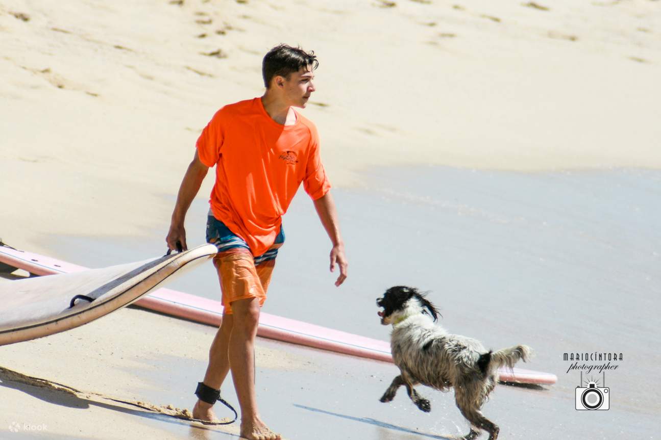 Trasporta la tua tavola da surf fino alla riva, preparati per un'entusiasmante sessione di surf