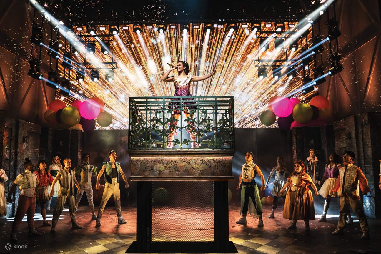 在一群人面前唱歌的女孩