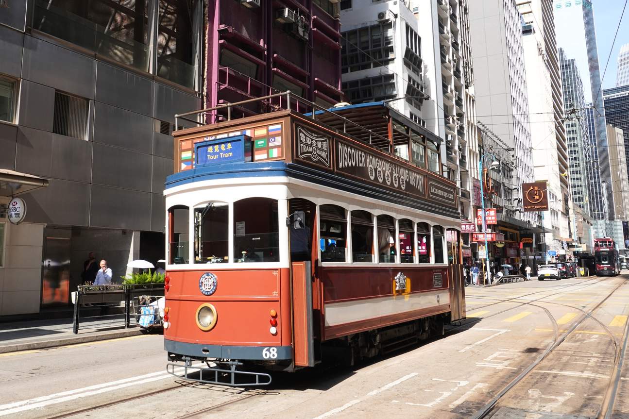 叮叮車是香港島獨有的古老電車，也是城市街景中不可或缺的一部分。穿梭於西環、中環、灣仔、筲箕灣等繁華路線，沿途可欣賞維多利亞港與地道街景。因行駛時會發出「叮叮」聲響而得名，是體驗老香港氛圍的最佳方式。