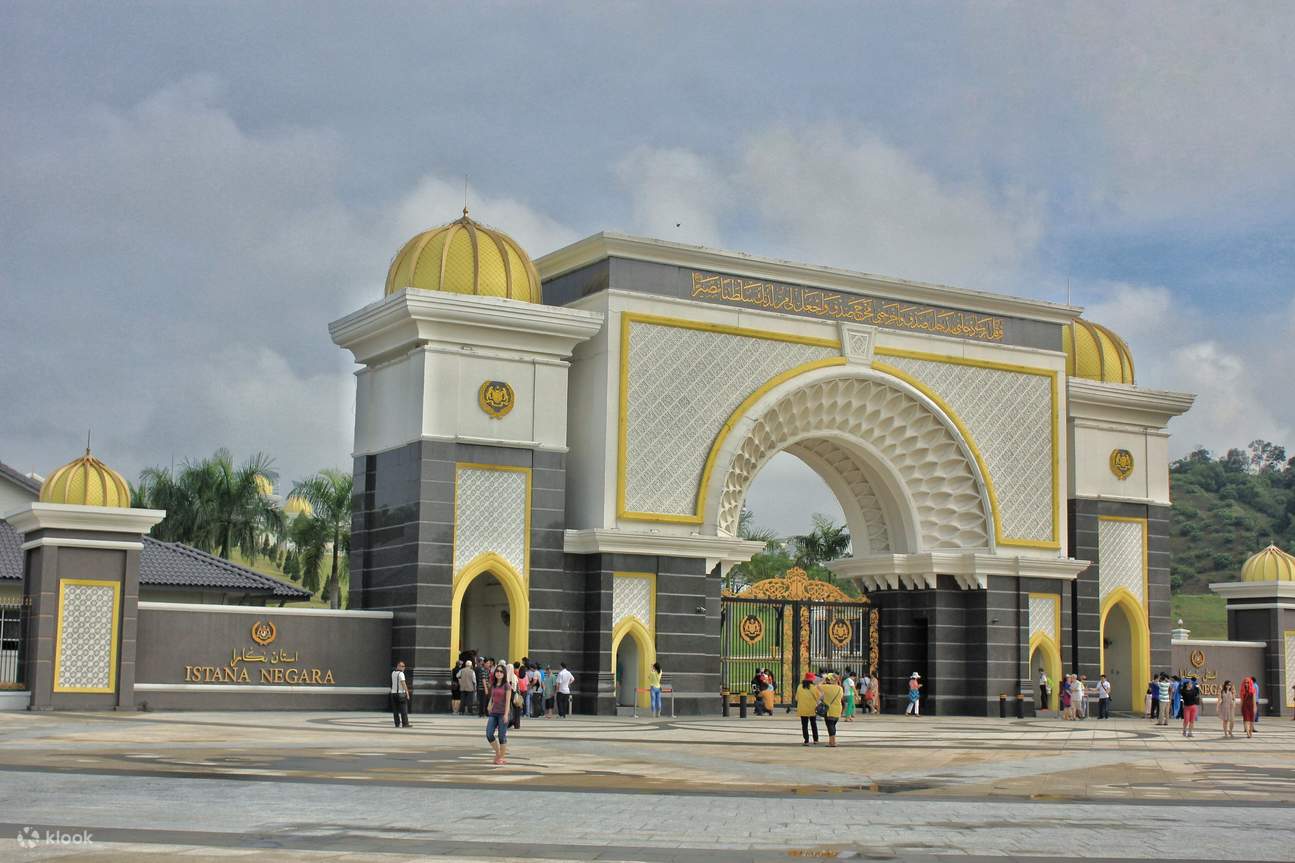 Kuala Lumpur Car Rental with Driver to Petronas Twin Tower and more 