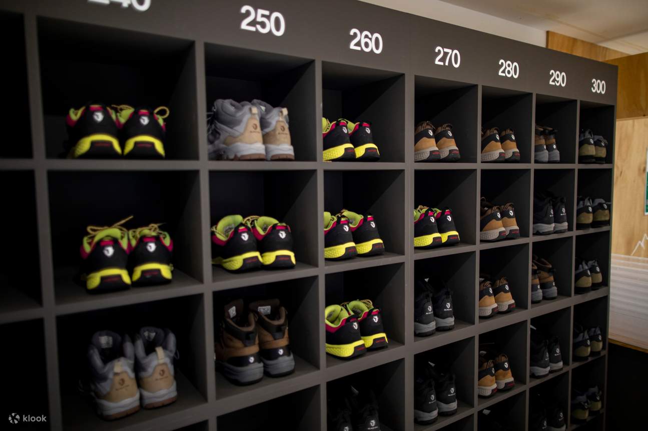 Beginnen Sie Ihre Wanderung zum Berg Bukhansan mit unseren robusten Wanderschuhen.