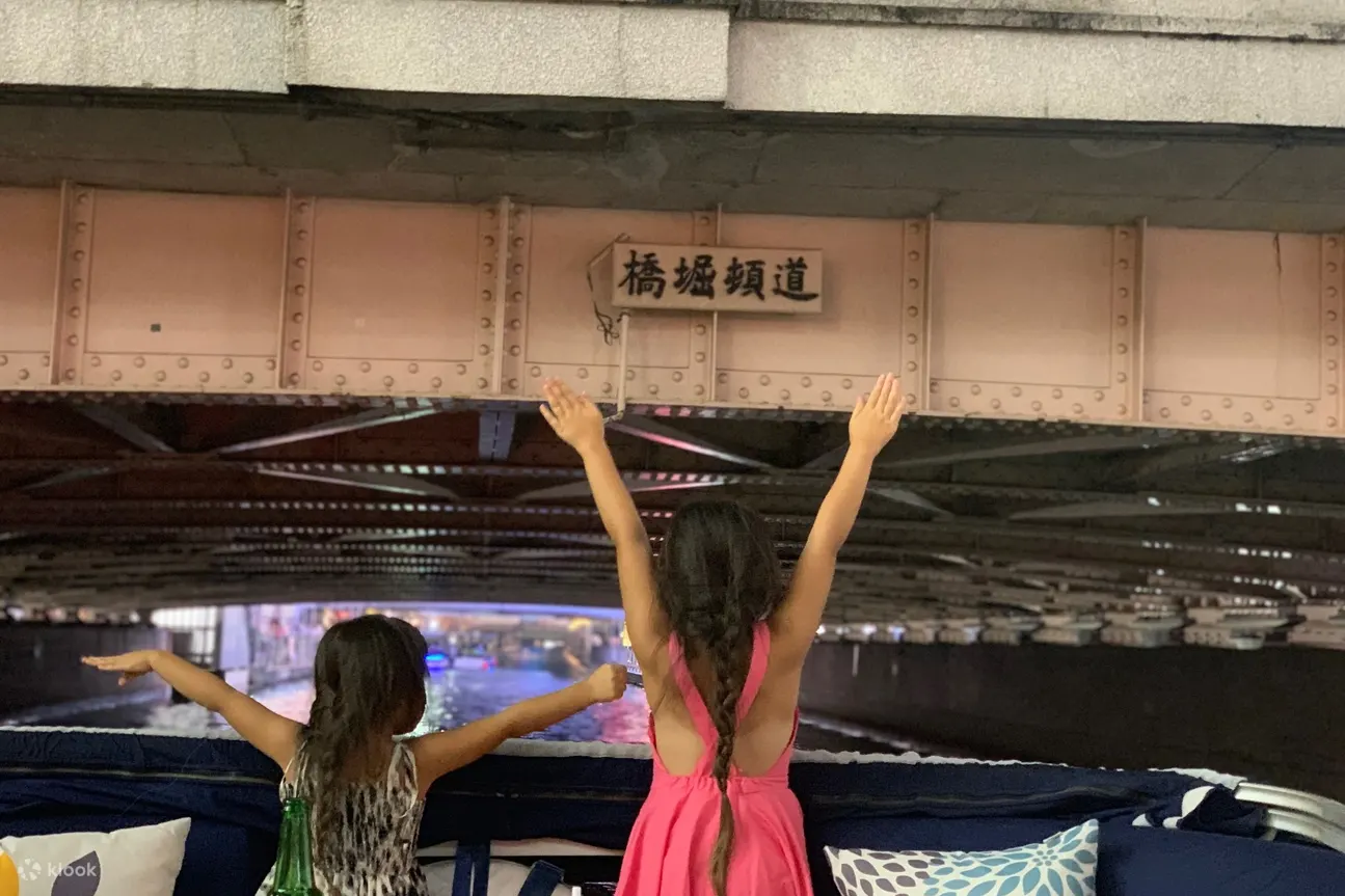 大阪城市游轮上的孩子们