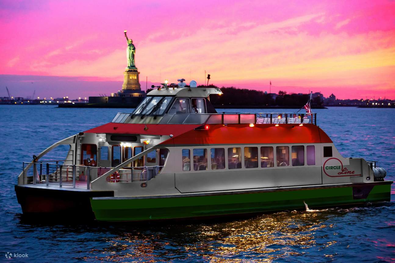 Thuyền trước Tượng Nữ thần Tự do