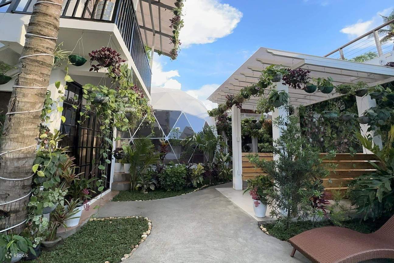 一個寧靜的花園，擁有茂盛的植物和一個舒適的露台區，供您放鬆身心和舉辦户外聚會