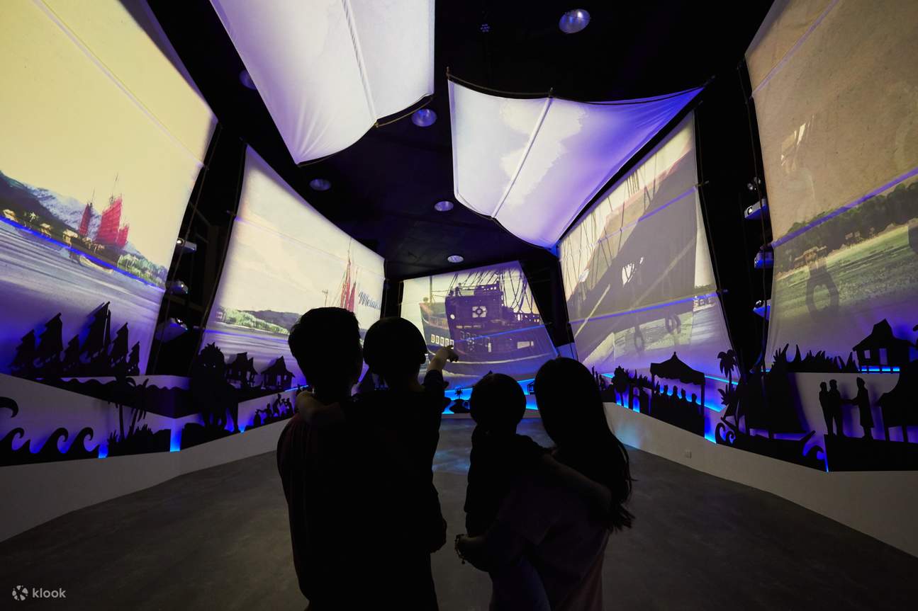 Personas mirando una exposición de galería