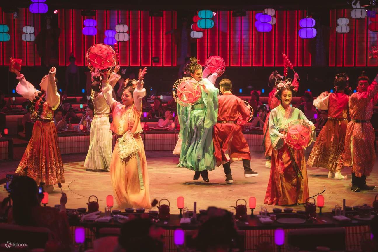 Para penari memegang prop tanglung merah, pergerakan mereka diselaraskan dan penuh dengan tenaga. Tanglung berwarna-warni yang tergantung di atas pentas menggemakan persembahan, mempamerkan suasana meriah dan perayaan budaya tradisional Cina.