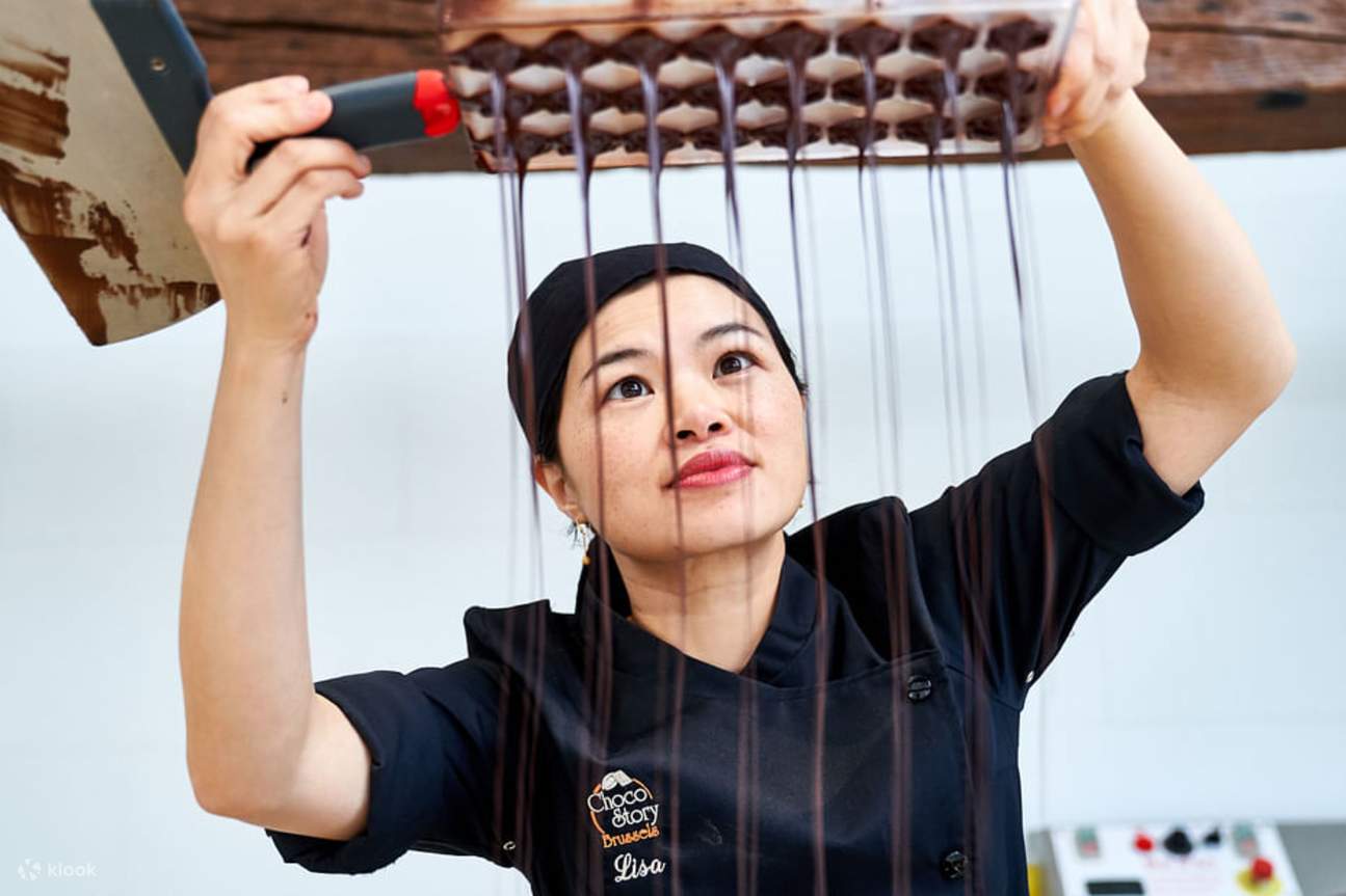 Disfrute de una demostración en vivo que muestra el intrincado proceso de elaboración del chocolate