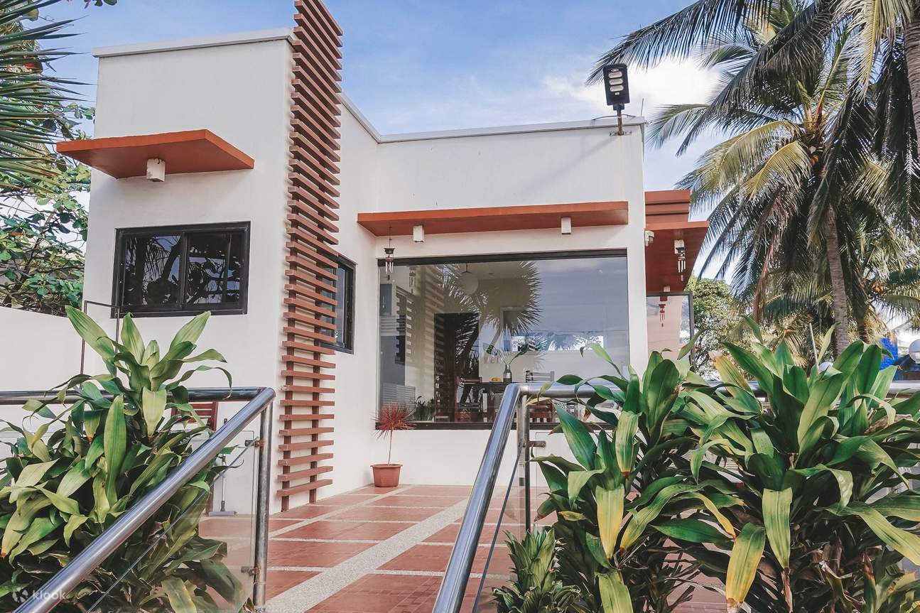 vila rica rosal house dengan balkoni yang dikelilingi oleh pokok palma