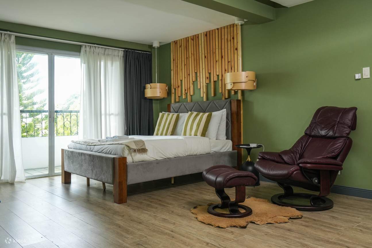 phòng ngủ chính có hiên và ghế phụ