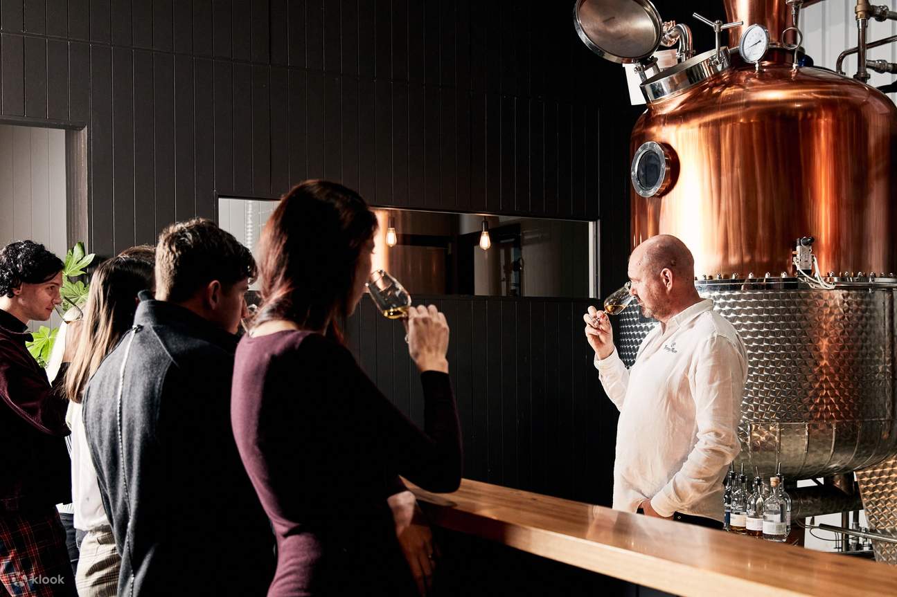 遊客啜飲蘭姆酒