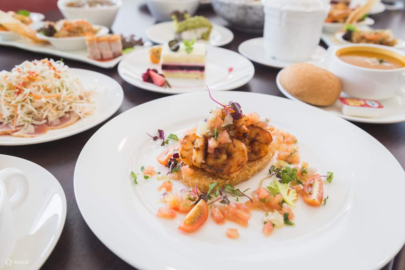 Un plato de gambas salteadas con especias cajún y pastel de patata