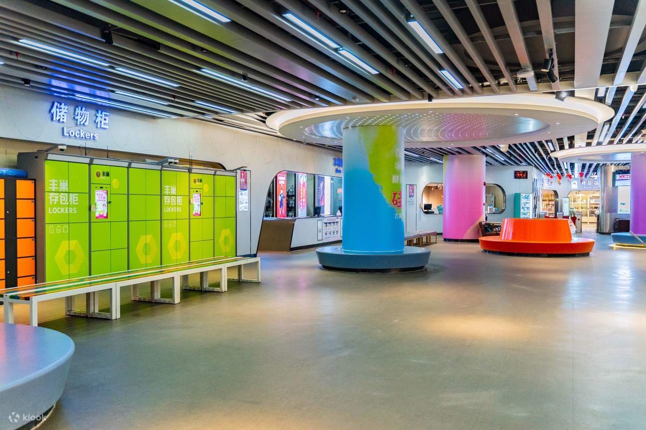 La pista di pattinaggio dell'Ice Castle offre anche pattini gratuiti per la comodità dei visitatori che vengono a provarla.