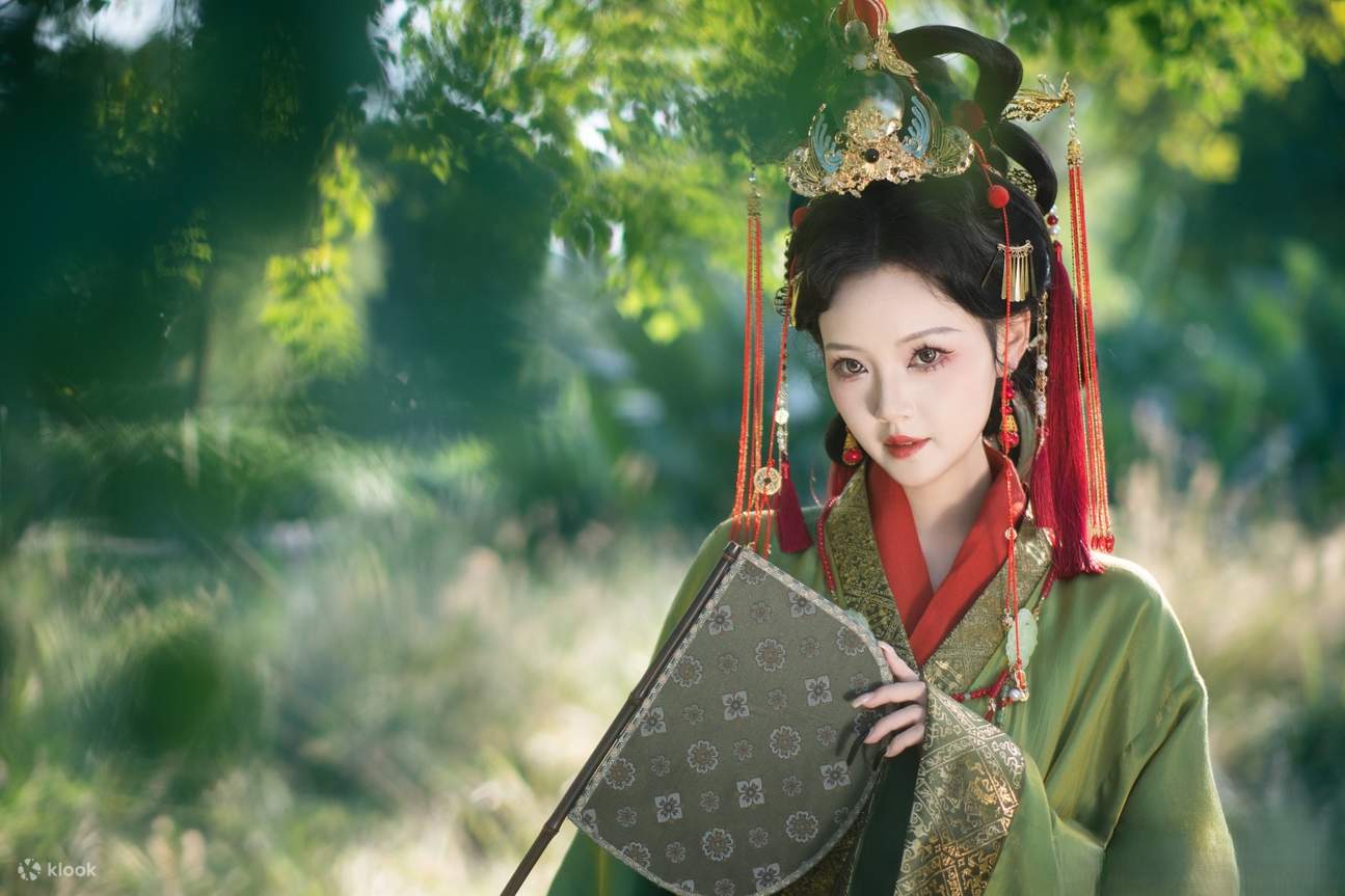 Una vez que te hayas arreglado, dirígete a la zona de escenas de estilo antiguo dentro del recinto: el escritorio con libros y ventanas de madera tallada, el corredor bermellón lleno de linternas y el pequeño patio pavimentado con losas de piedra azul. No