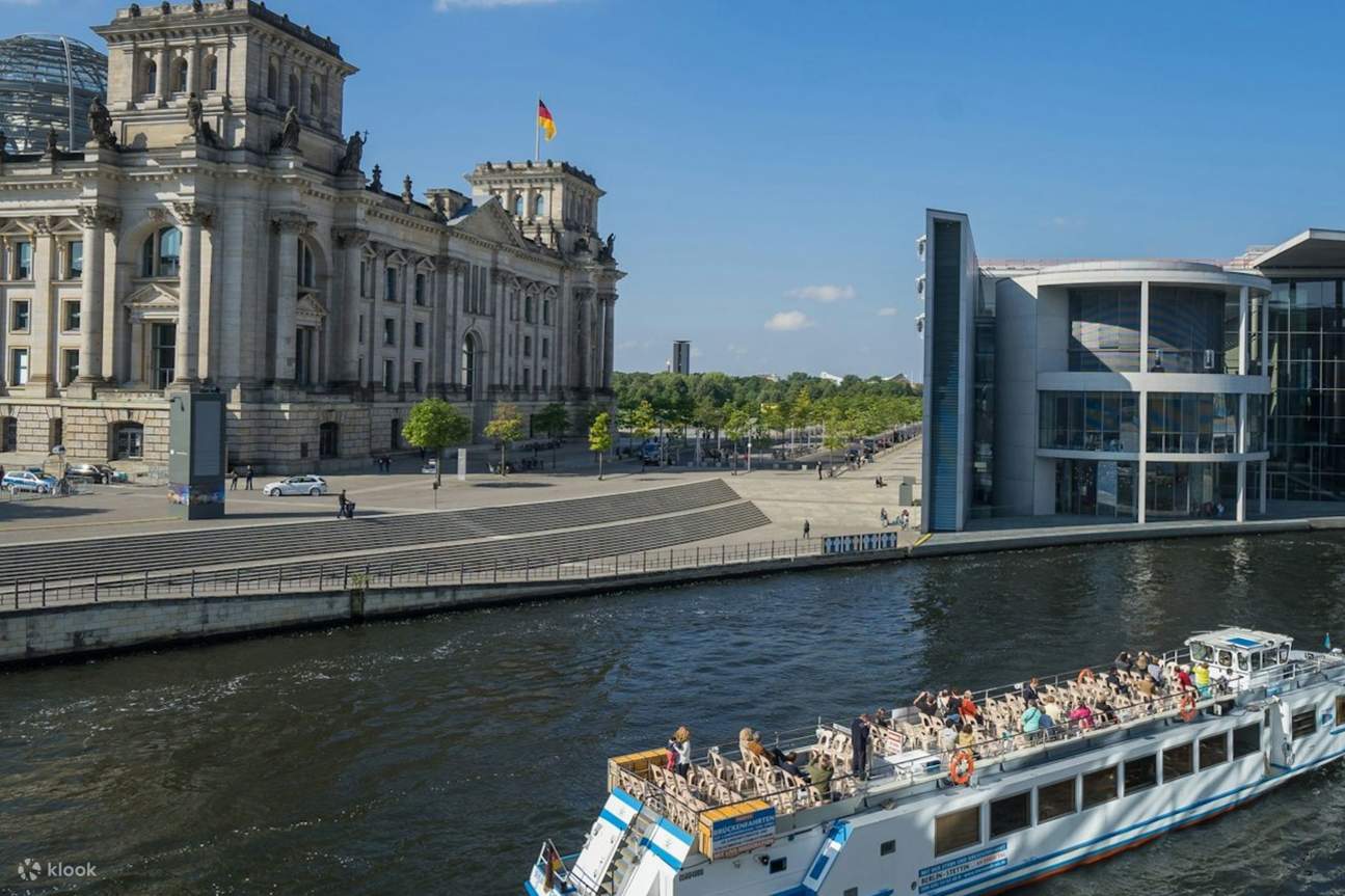 乘坐舒適的遊船，欣賞柏林充滿活力的街區和文化地標的壯麗景色