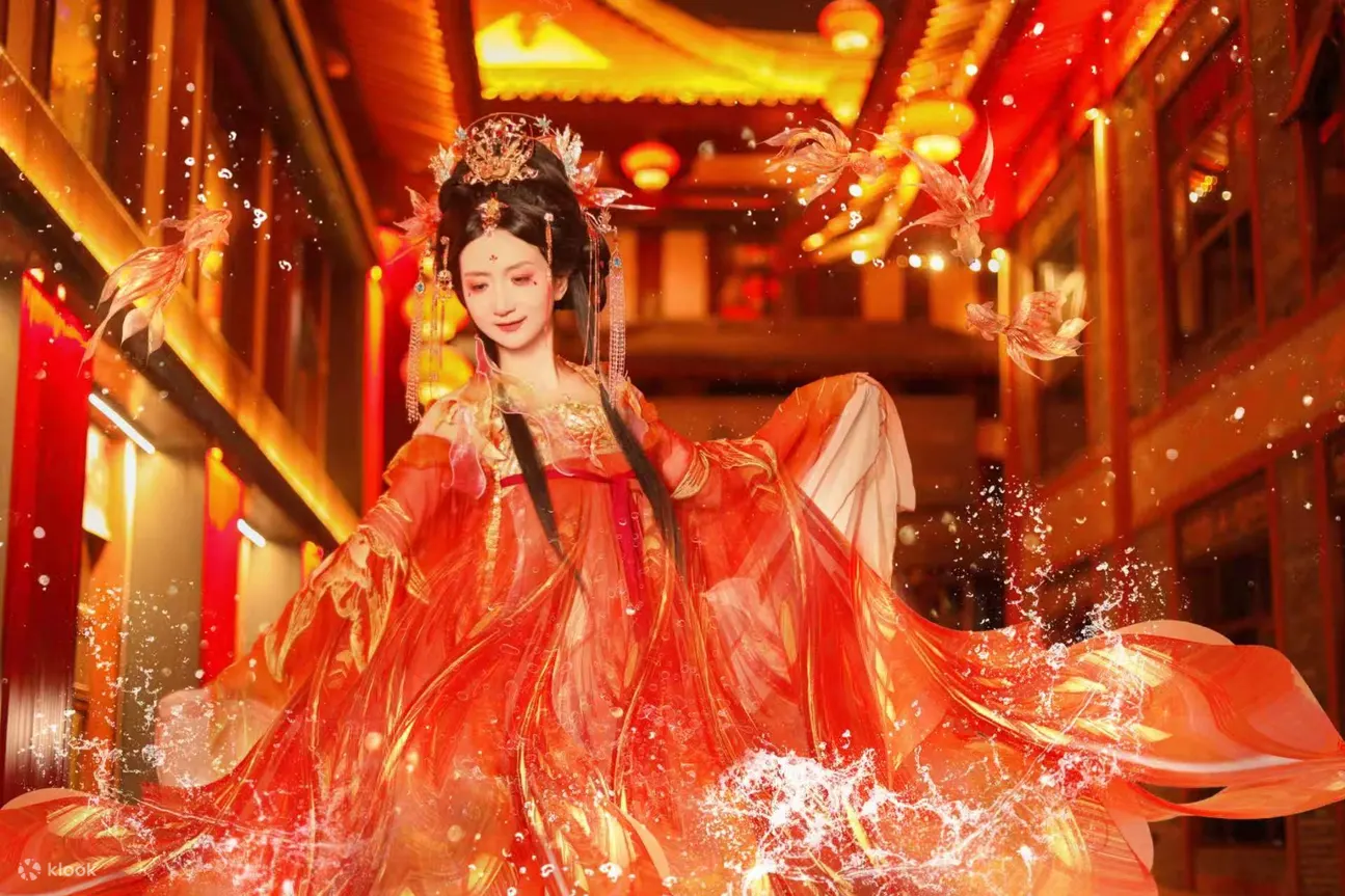 鱼灯上的鳞片反光像真锦鲤，发簪流苏在慢镜头里拖出光带，连汉服飘带都被拍成 “银河轨迹”