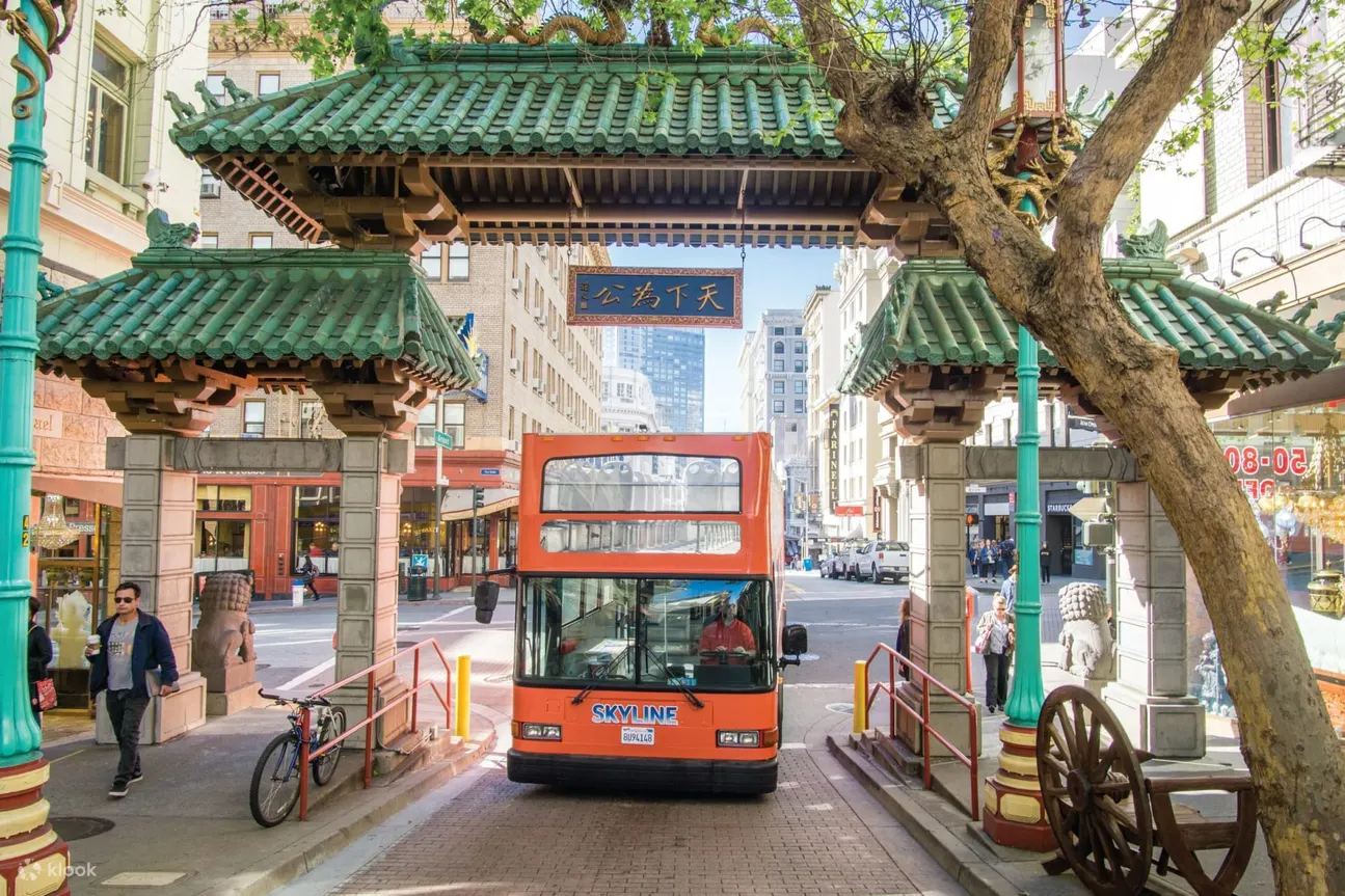 唐人街标志下的巴士