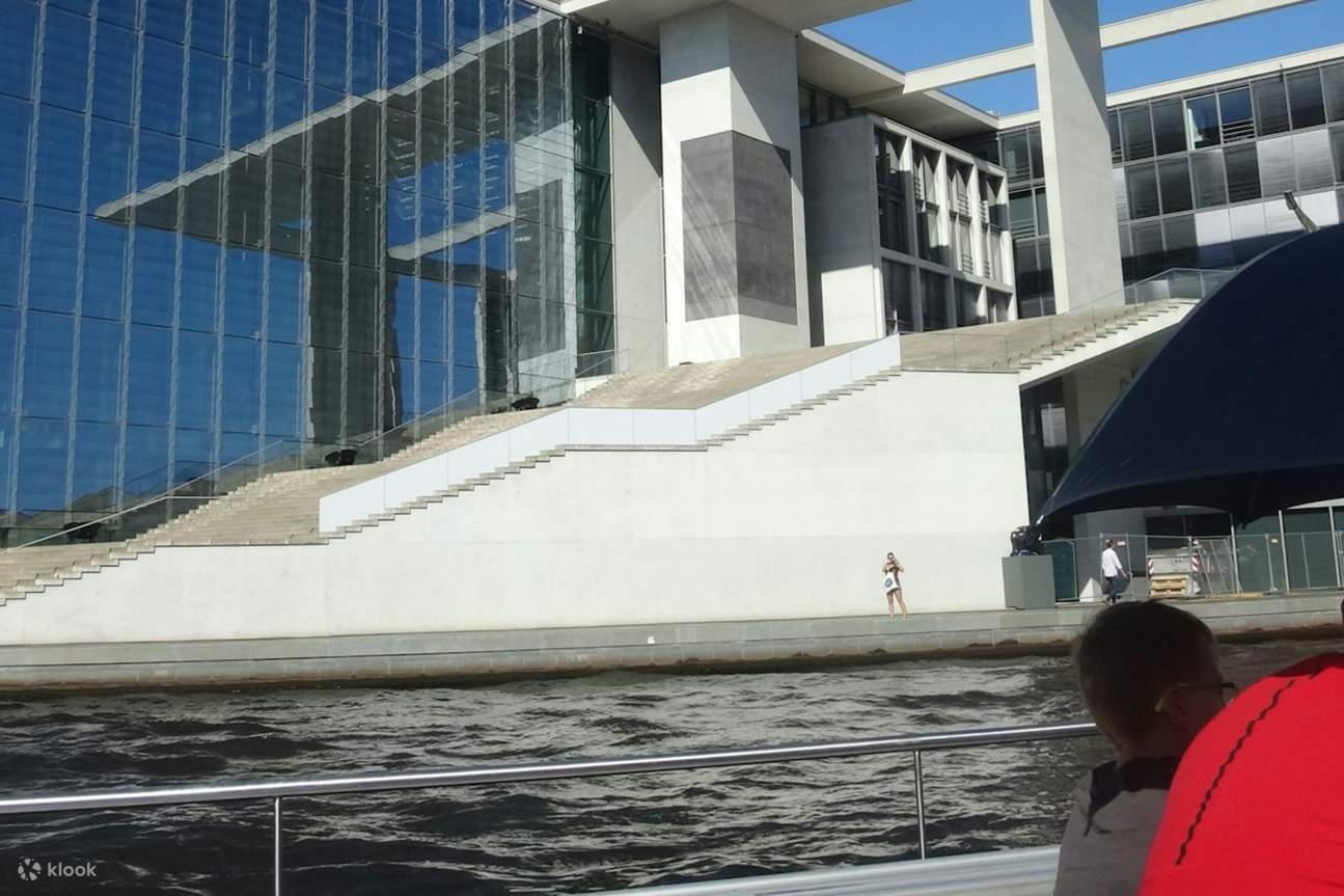 Du ngoạn trên thuyền, ngắm nhìn những địa điểm mang tính biểu tượng của Berlin như Văn phòng Thủ tướng Liên bang và Nhà Văn hóa Thế giới