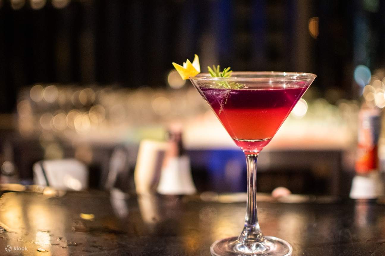 Clover Sky Bar & Restaurant в Hotel Clover Asok