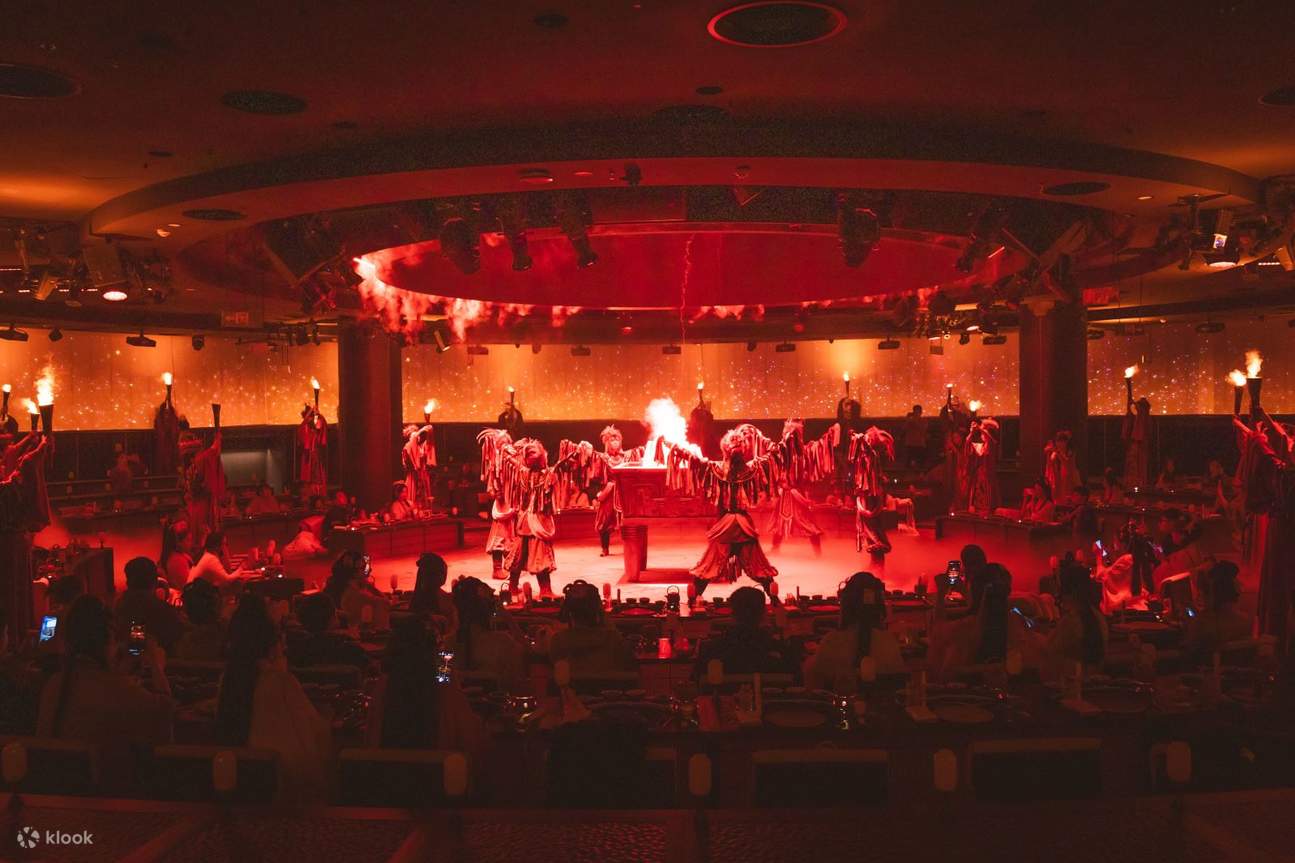 Setiap pertunjukan akan diikuti dengan penyajian hidangan lezat, memungkinkan pelanggan untuk merasakan pesona unik dari budaya dan seni tradisional melalui kenikmatan ganda dari visual dan kuliner.