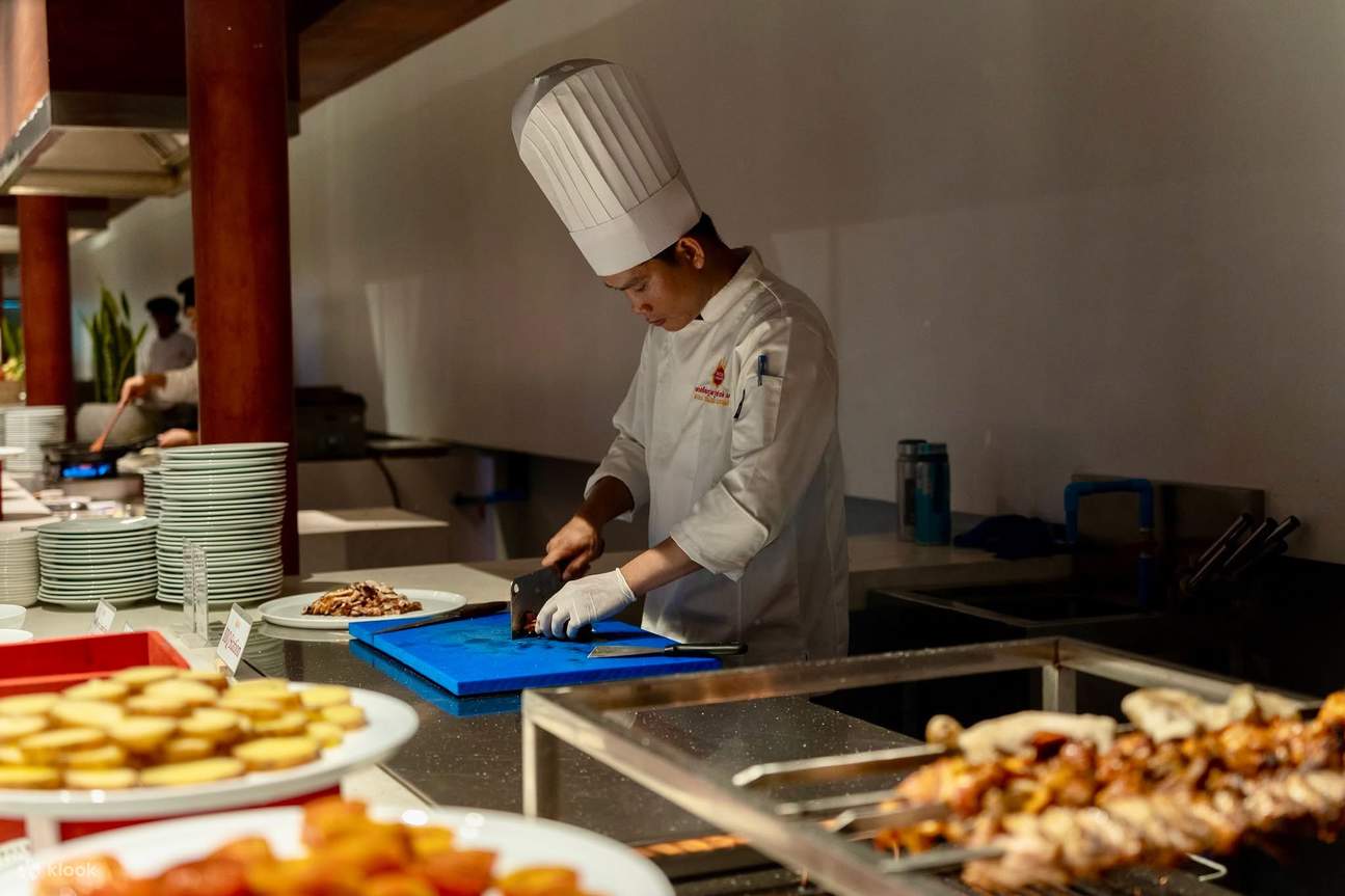 Royal Theater: Apsara Tanzshow, Buffet-Dinner und Hotelabholung