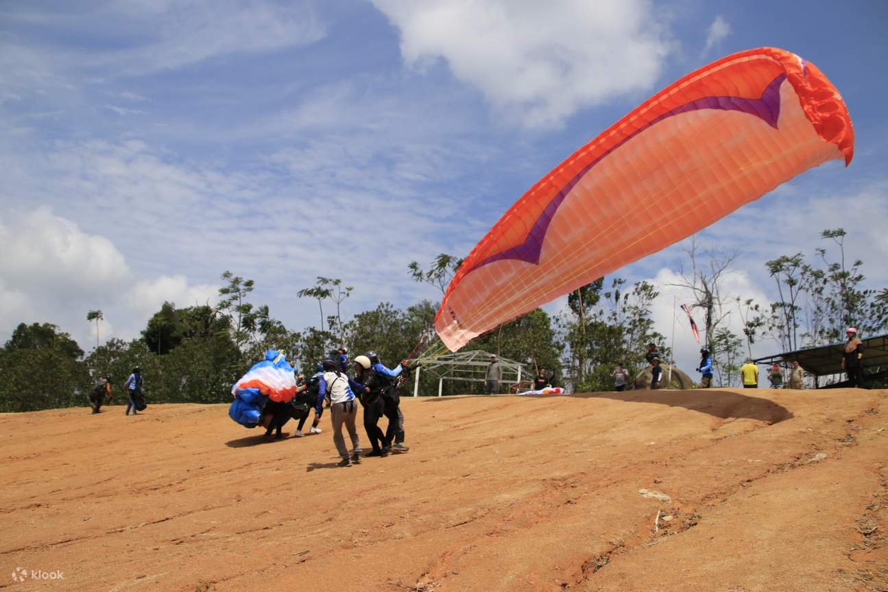 Dù lượn sắp cất cánh