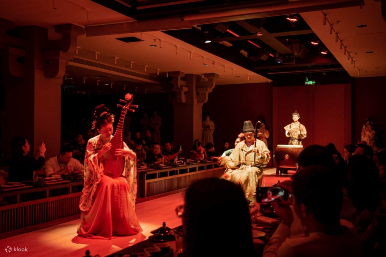 L'ampia sala può ospitare 160 persone contemporaneamente. Un palco rettangolare al centro è particolarmente accattivante. Su entrambi i lati sono disposti tavoli lunghi e sedie, e i commensali siedono uno di fronte all'altro. Questa scena è una vivida rip