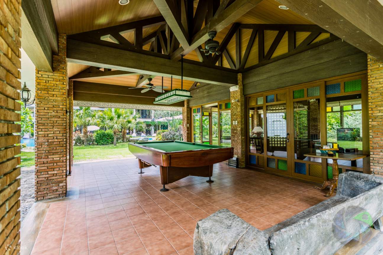 meja biliar di pusat aktivitas