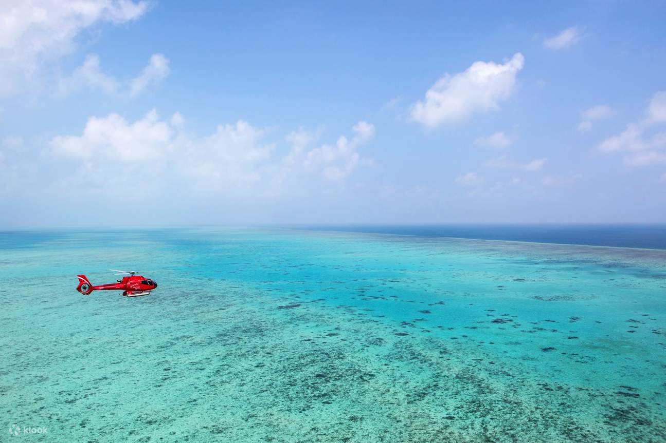 Pemandangan indah laut biru muda dari helikopter 