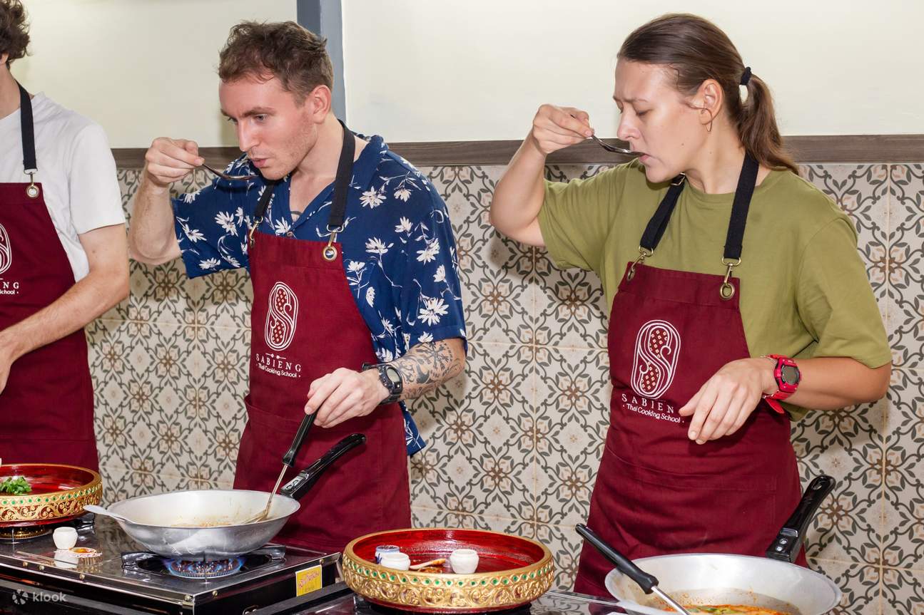 Thailändisches Essen probieren