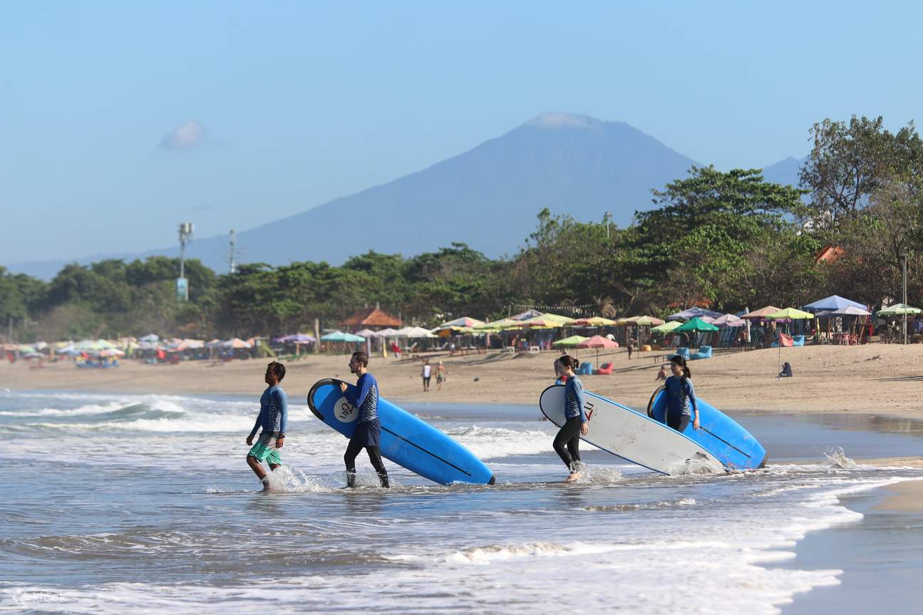Pantai Kuta surf schools for intermediate surfers