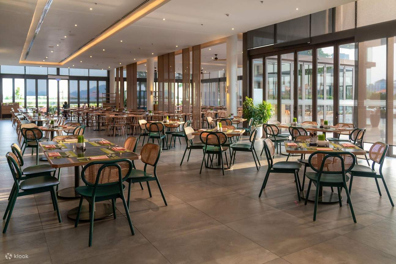 Menu Set Vietnam & Barat yang Autentik di Oakwood Ha Long