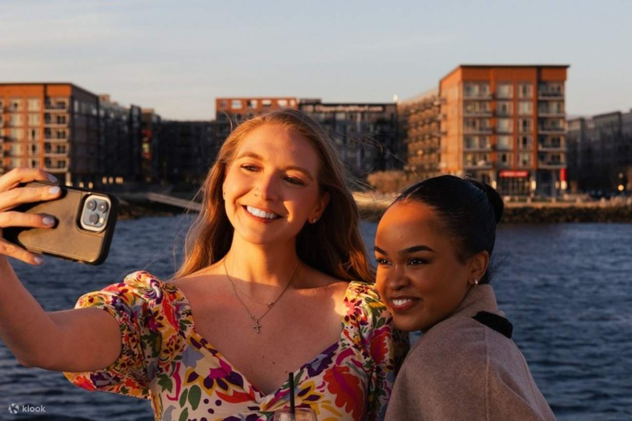 Souriez ! Des amis créent des souvenirs impérissables en prenant des photos amusantes ensemble.