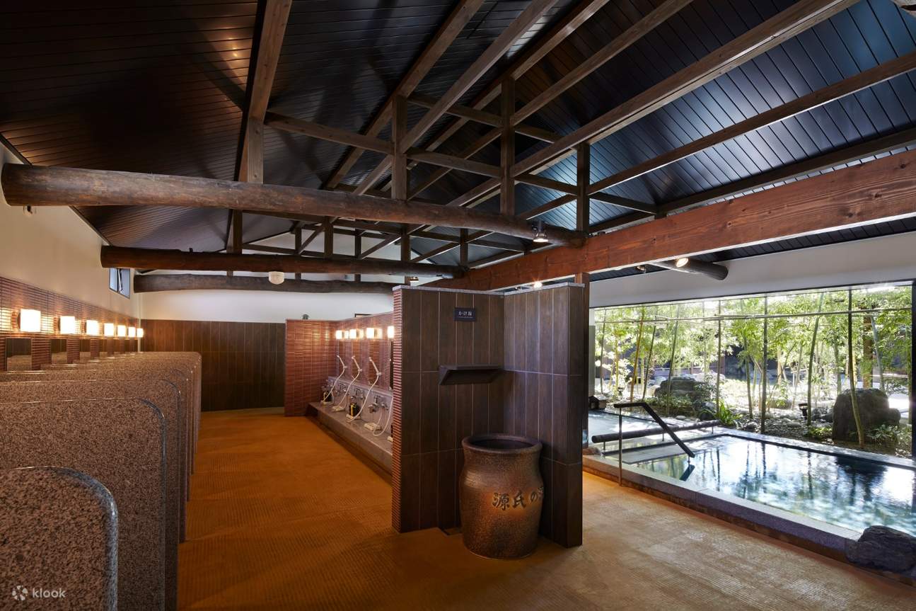 ein Onsen im Innenbereich mit Blick auf das Badezimmer