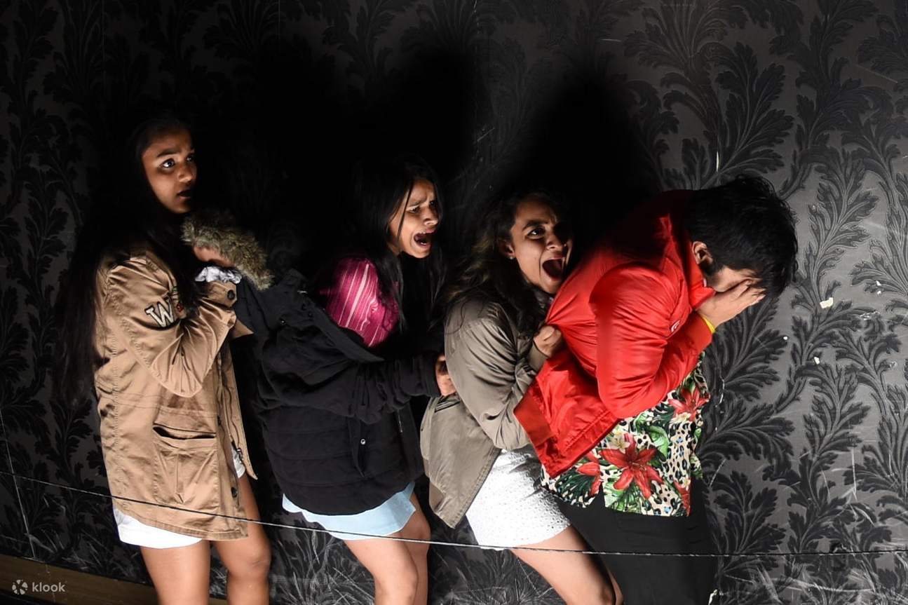 4 personnes qui s'embrassent