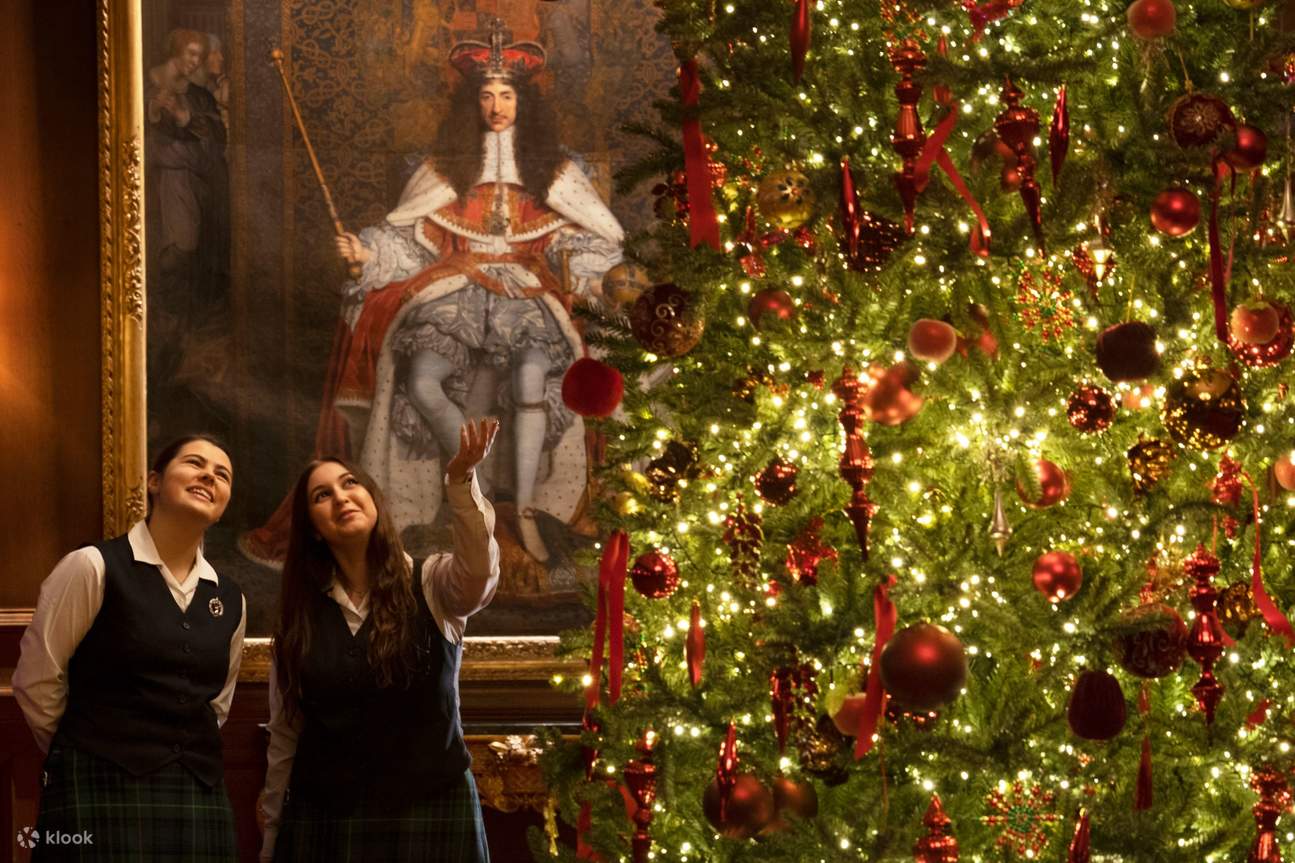 玉座の間でクリスマスをお祝いしましょう。お祭り気分を盛り上げる、華やかでまばゆい季節の装飾が施されています。