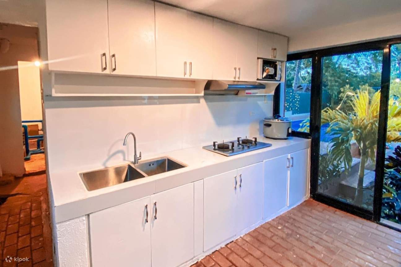 厨房配有水槽和窗户，提供烹饪和清洁的实用空间。