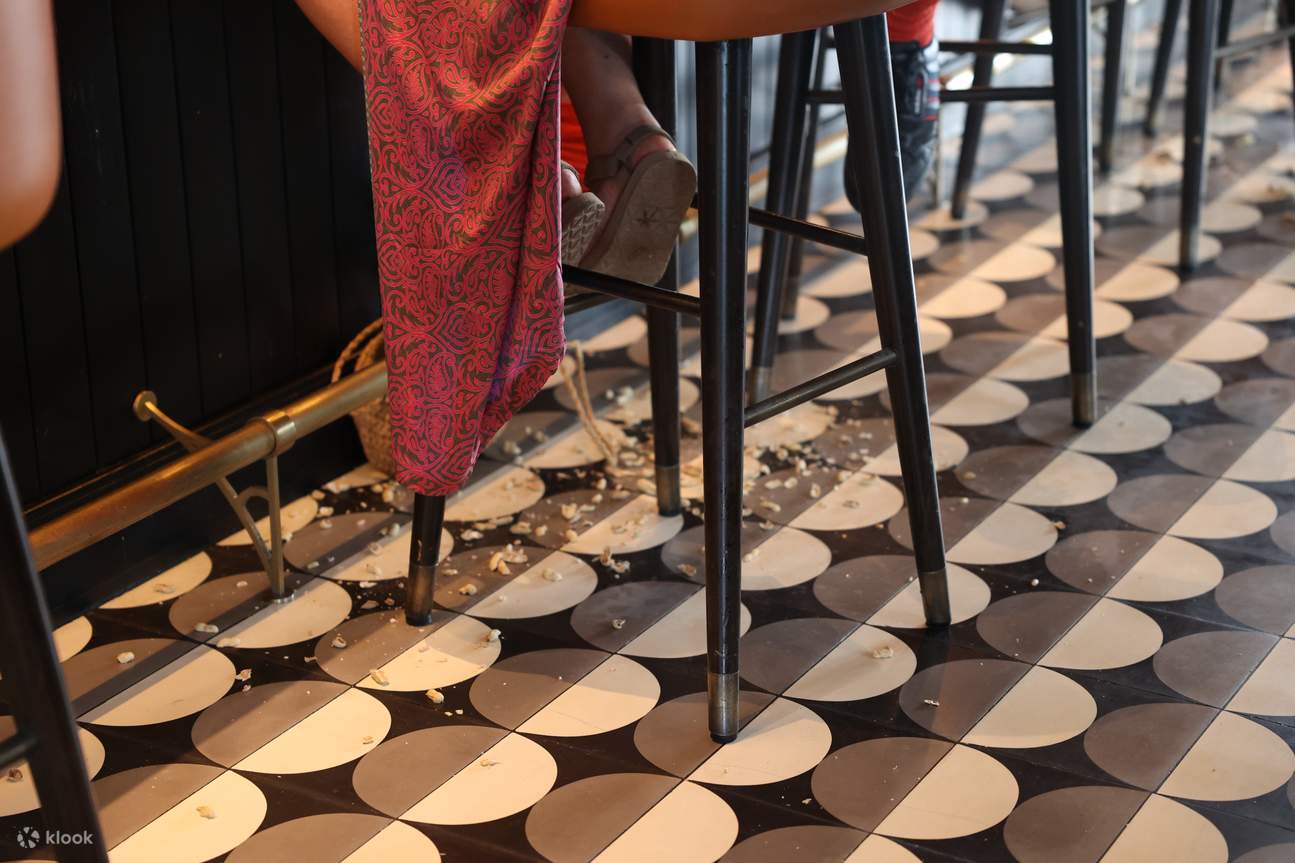 Bạn có biết về truyền thống vứt vỏ đậu phộng xuống đất sau khi ăn không?