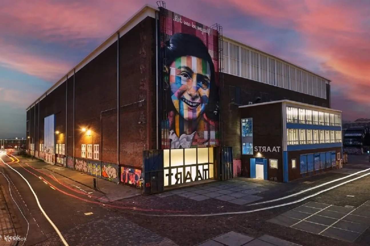 Terpesona oleh desain eksterior STRAAT Museum yang mencolok di Amsterdam