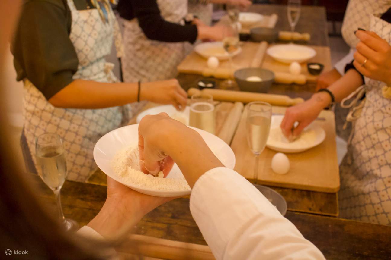 ทำพาสต้าสดใหม่ จิบไวน์ และสังสรรค์กับอาหารรสเลิศ